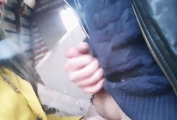 Заманил деревенскую девушку в тихое местечко и уговорил сделать минет перед камерой мобильного телефона